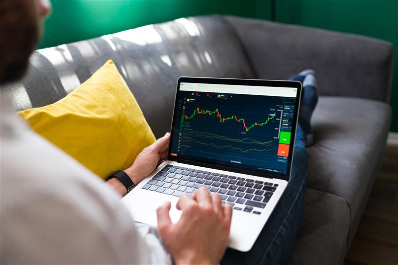 Traders using AI in trading to optimize commodity risk management in real time