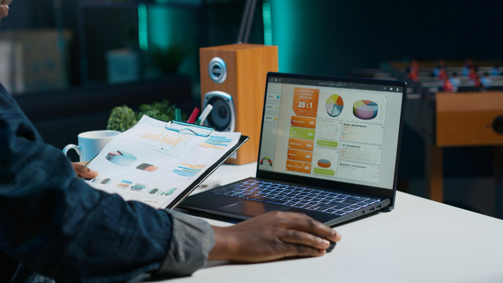 Izenda embedded analytics dashboard for self-service reporting